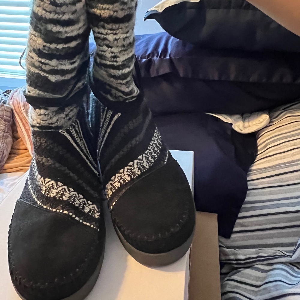 Toms black boots
